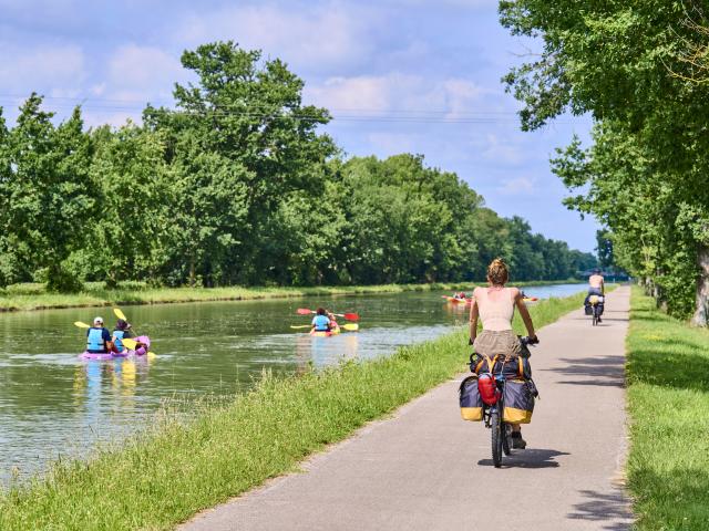 Velo Voie Verte auf dem Canal latéral à la Garonne in Montech, am Wasserhang von Montech.