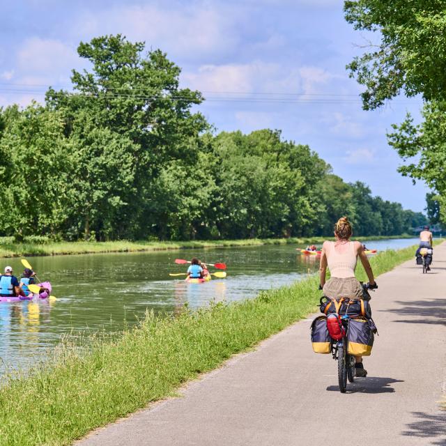 Velo Voie Verte sur le canal latéral à la Garonne à Montech, au niveau de la pente d'eau de Montech.