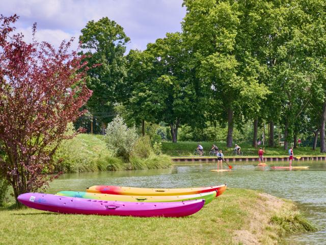 Kanufahren auf dem Seitenkanal der Garonne und auf dem Kanal von Montech nach Montauban in Montech am Wasserhang von Montech.