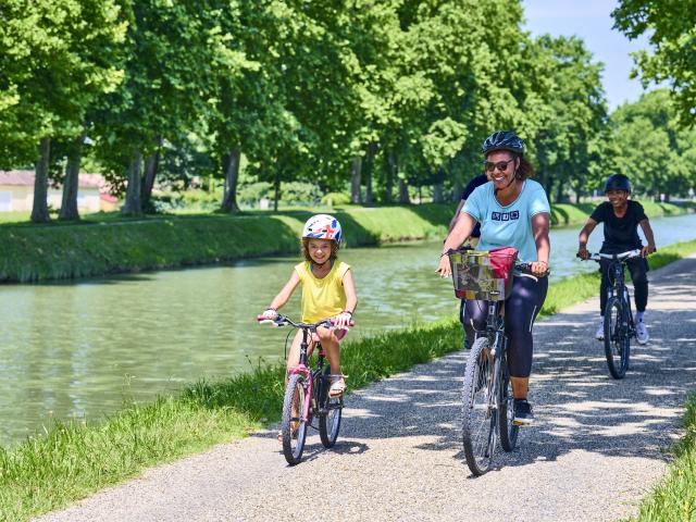 Balade en vélo autour de la pente d'eau de Montech le long du canal latéral à la Garonne.