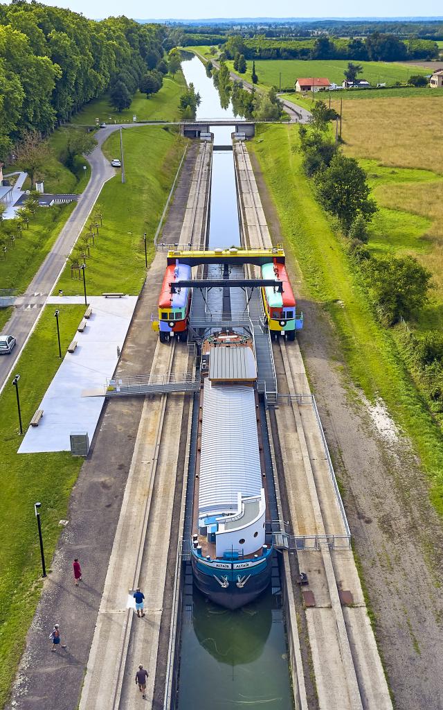 Image de drone du site de la Pente d'eau de Montech avec sa péniche Altaïr