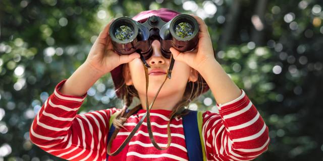 Kleines Mädchen hilft Zwillinge Im Wald