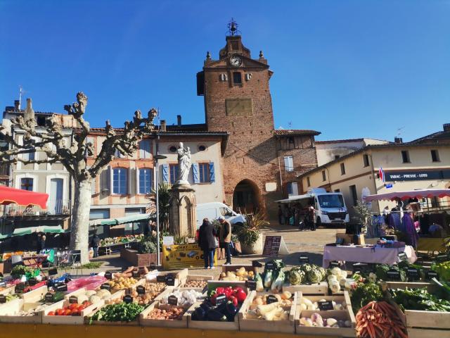 Marché hivernal place de l'Eperon à Verdun sur Garonne