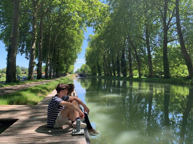 Detente sur un ponton au bord du Canal des Deux Mers