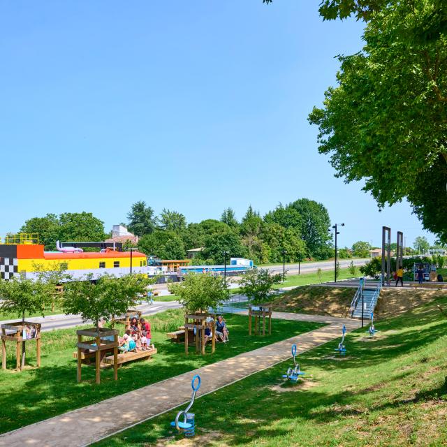 Aire de jeux et de pique nique - Canal Latéral Garonne Montech Pente Eau