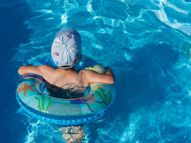 Enfant dans la piscine