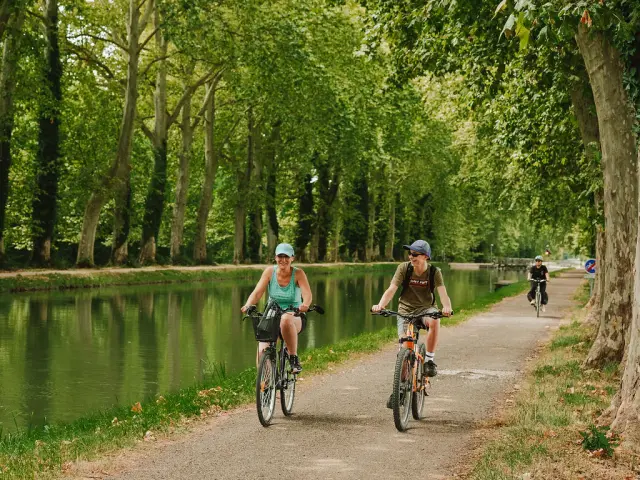Balade à vélo le long de la voie verte du Canal des 2 Mers