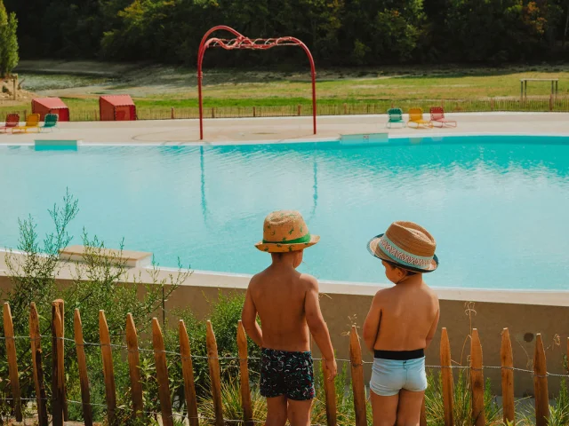 Vue de la piscine du parc de loisirs de Saint Sard'Ô