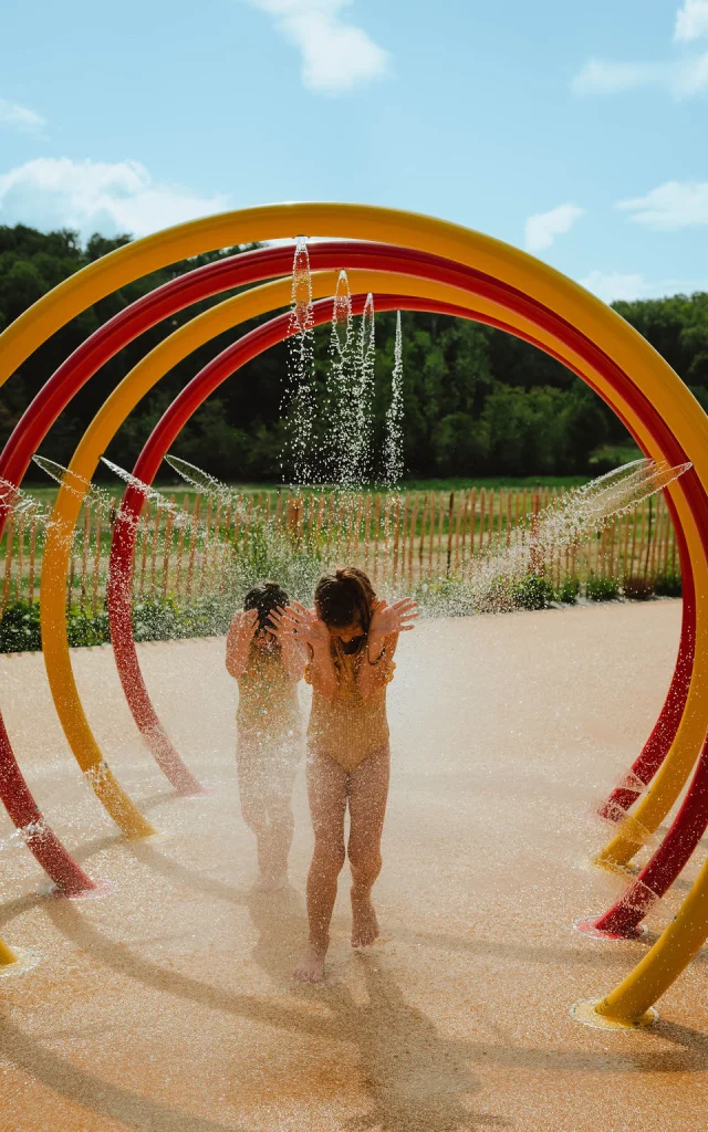 Jeux d'eau rigolos à Saint Sard'Ô