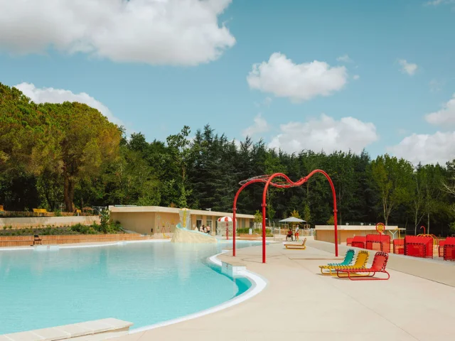 Le grand bassin de Saint Sard'Ô et ses transats colorés