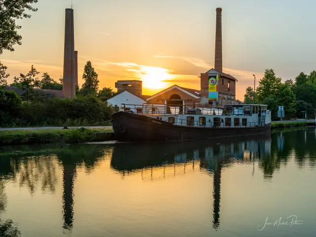 coucher de soleil sur le canal de Garonne