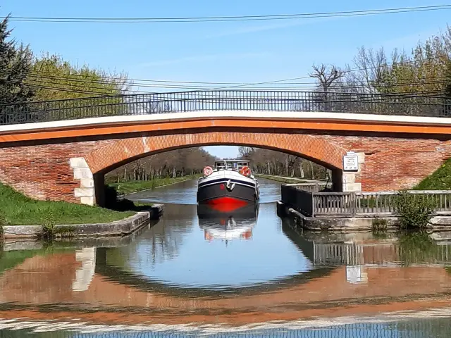 croisement entre le canal de Montech et le canal de Garonne