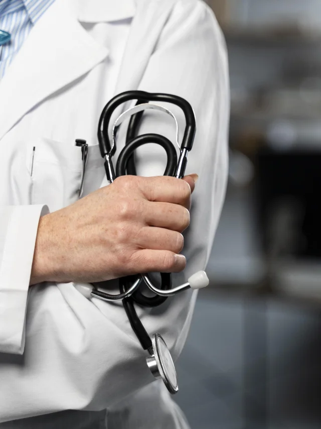 Vista frontal de doctora con estetoscopio y espacio para copiar