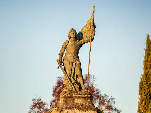 Saintpastour Statue De Jeanne Darc