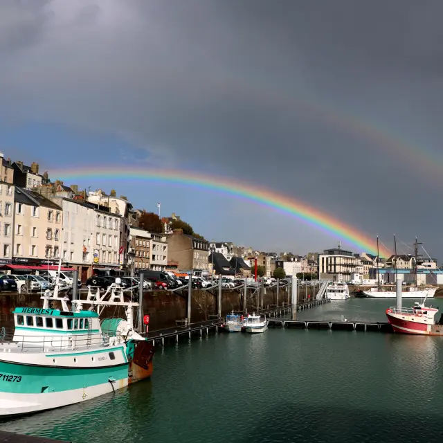 Arc-en-ciel au-dessus du port de pêche de Granville