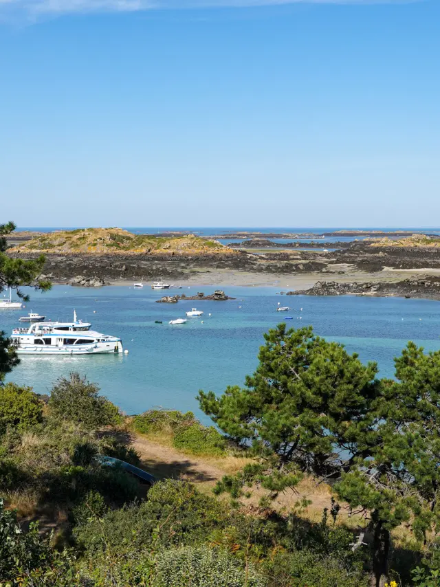 A Jolie France launches from the Grande Île in the Chausey archipelago