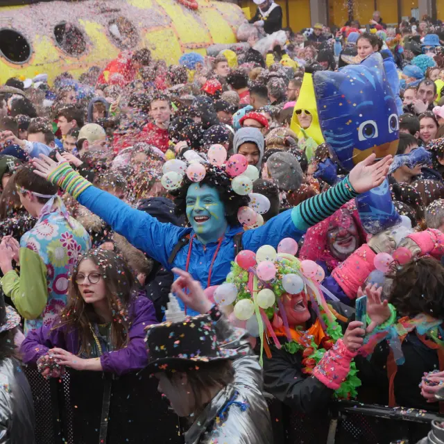 Konfettischlacht beim Karneval in Granville