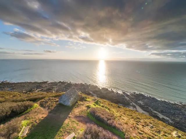Die Vauban-Hütte in Carolles aus der Luft bei Sonnenuntergang