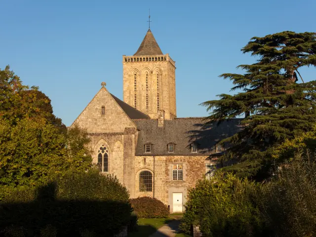 Die Abtei von La Lucerne, eine Architektur aus dem 12. Jahrhundert in einer grünen Umgebung