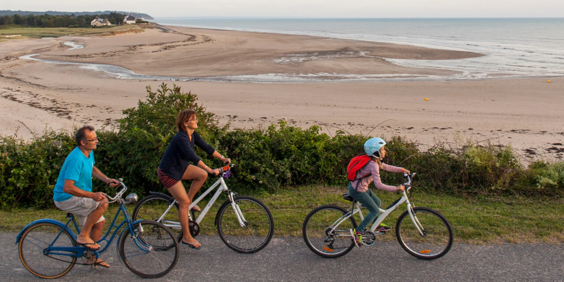 Une famille fait du vélo à côté de l'embouchure du Thar à Saint-Pair-sur-Mer