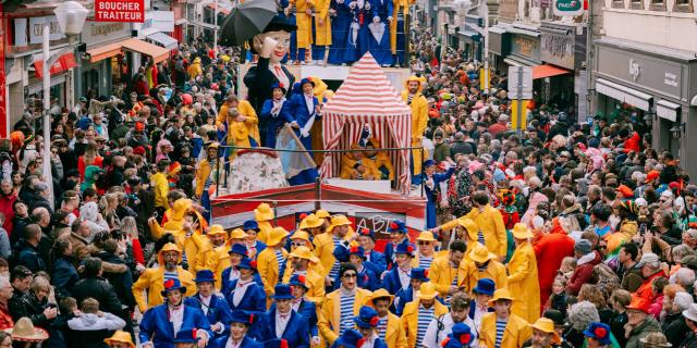 Défilé de chars au Carnaval de Granville