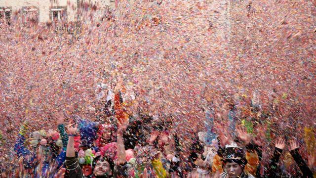 Konfettischlacht beim Karneval in Granville