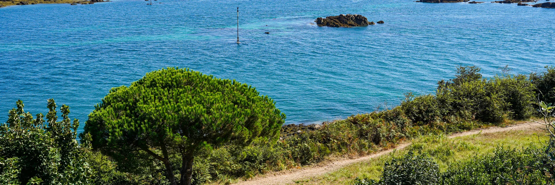 Chemin de randonnée sur la Grande Île de Chausey