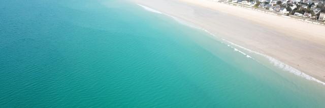La plage de Jullouville et les eaux turquoises de la mer