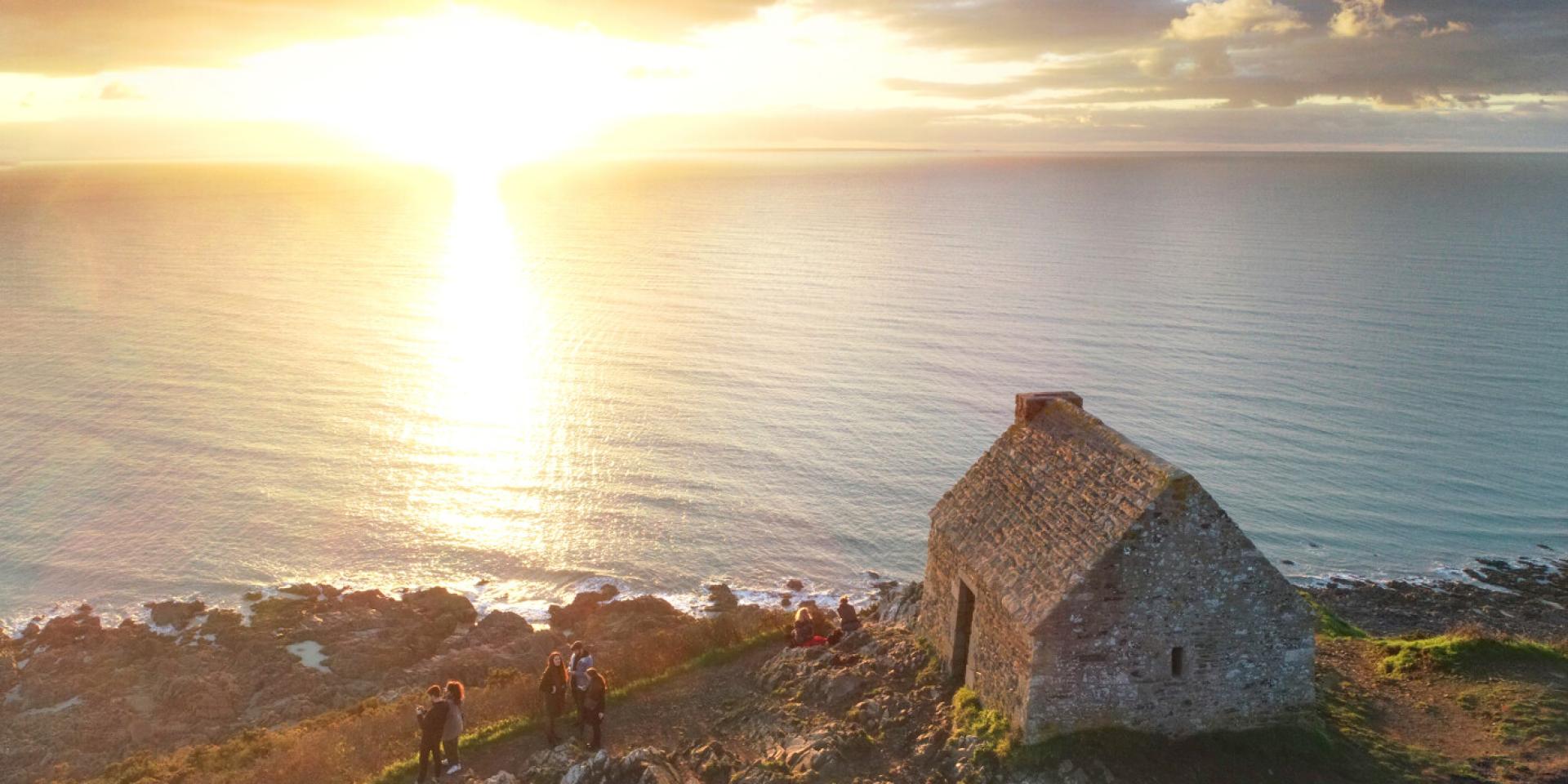 Die Vauban-Hütte in Carolles aus der Luft bei Sonnenuntergang