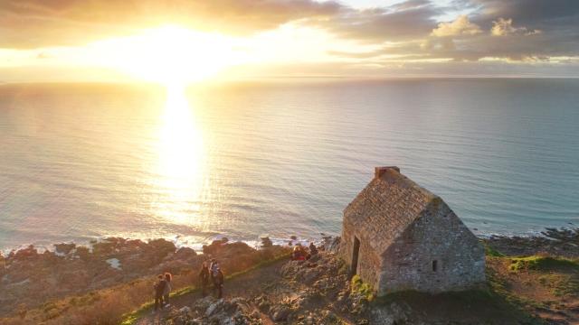 Die Vauban-Hütte in Carolles aus der Luft bei Sonnenuntergang