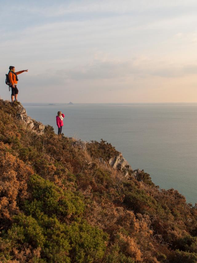 Deux randonneuses admirent la baie du Mont Saint-Michel depuis les falaises de Carolles et Champeaux