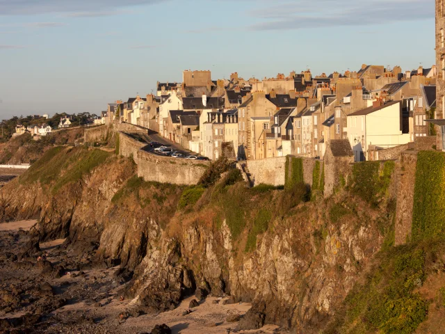 Vue sur la Haute Ville de Granville et les remparts de la grève du nord
