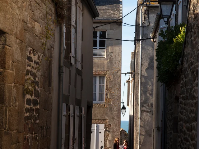 Une venelle dans la Haute Ville de Granville