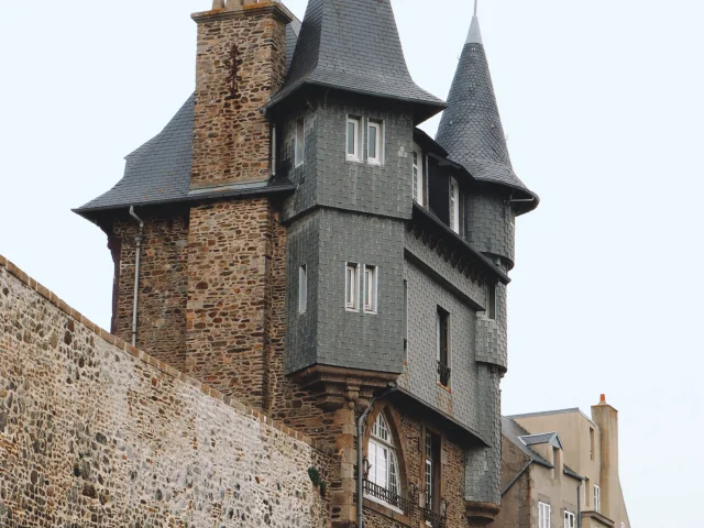 La maison du guet s'élève au-dessus des remparts de Granville