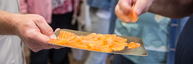 Dégustation de saumon fumé chez Le Saumonier Granville