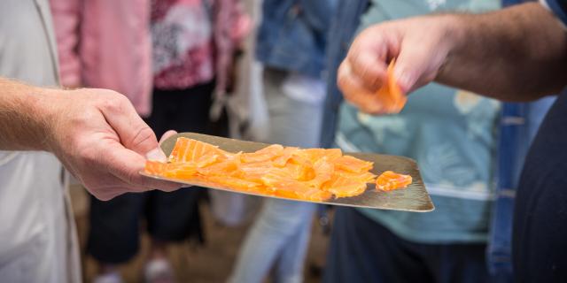 Dégustation de saumon fumé chez Le Saumonier Granville