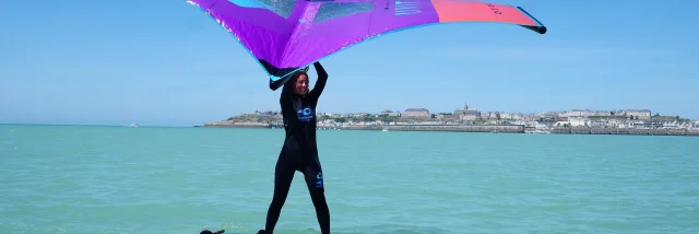 Une jeune femme pratique le Wingfoil à Granville lors d'une séance pour débutants