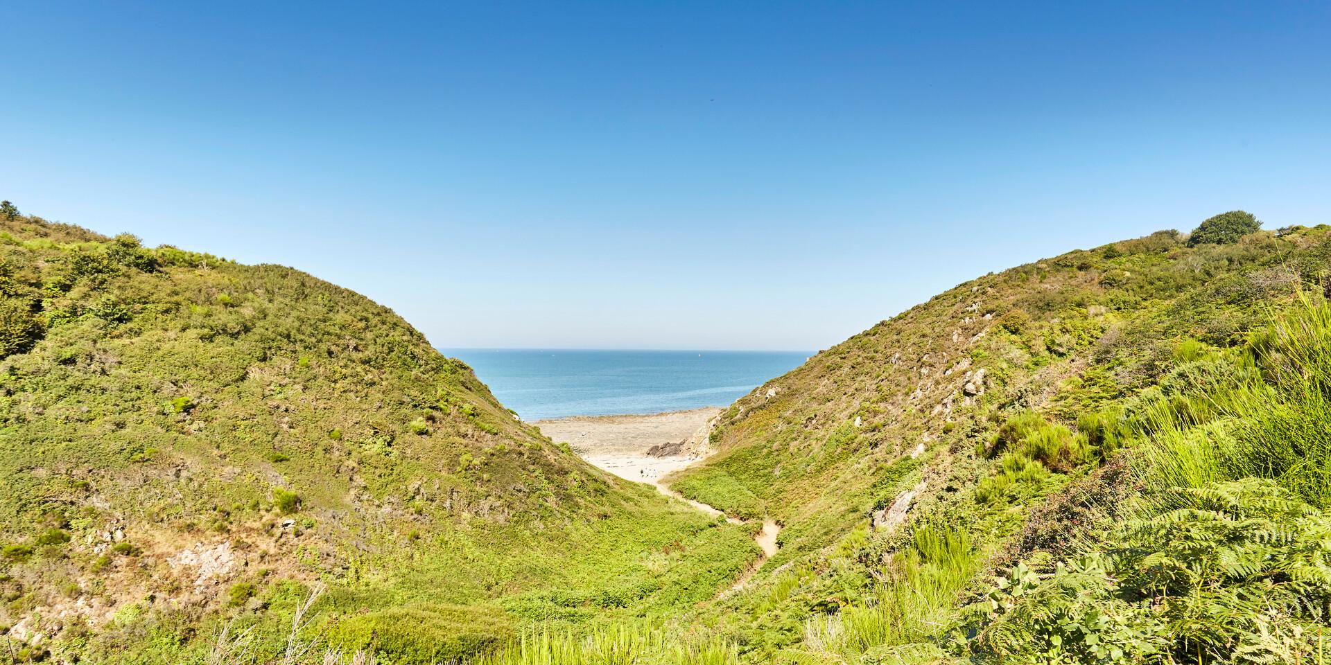 The sun-drenched Lude valley