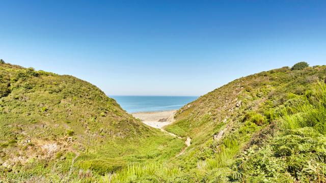 The sun-drenched Lude valley