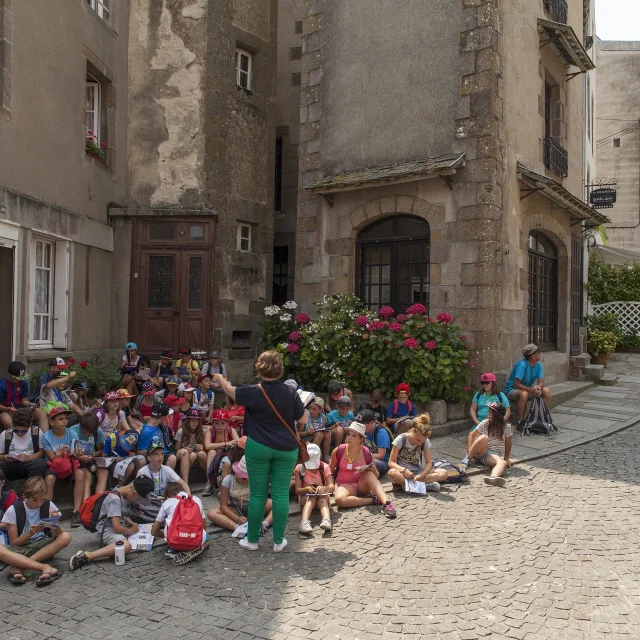 VISITE GUIDÉE DE LA HAUTEVILLE RÉALISÉE PAR LUCIE DE L'OFFICE DE TOURISME POUR DES SCOLAIRES VENUS DE SAINT ETIENNE. GRANVILLE, NORMANDIE, FRANCE. JUIN 2017.