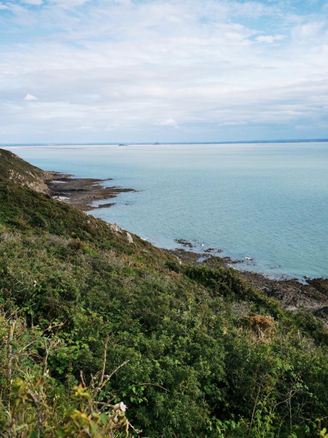 Vue sur Tombelaine et le Mont Saint-Michel depuis les falaises de Champeaux et de Carolles