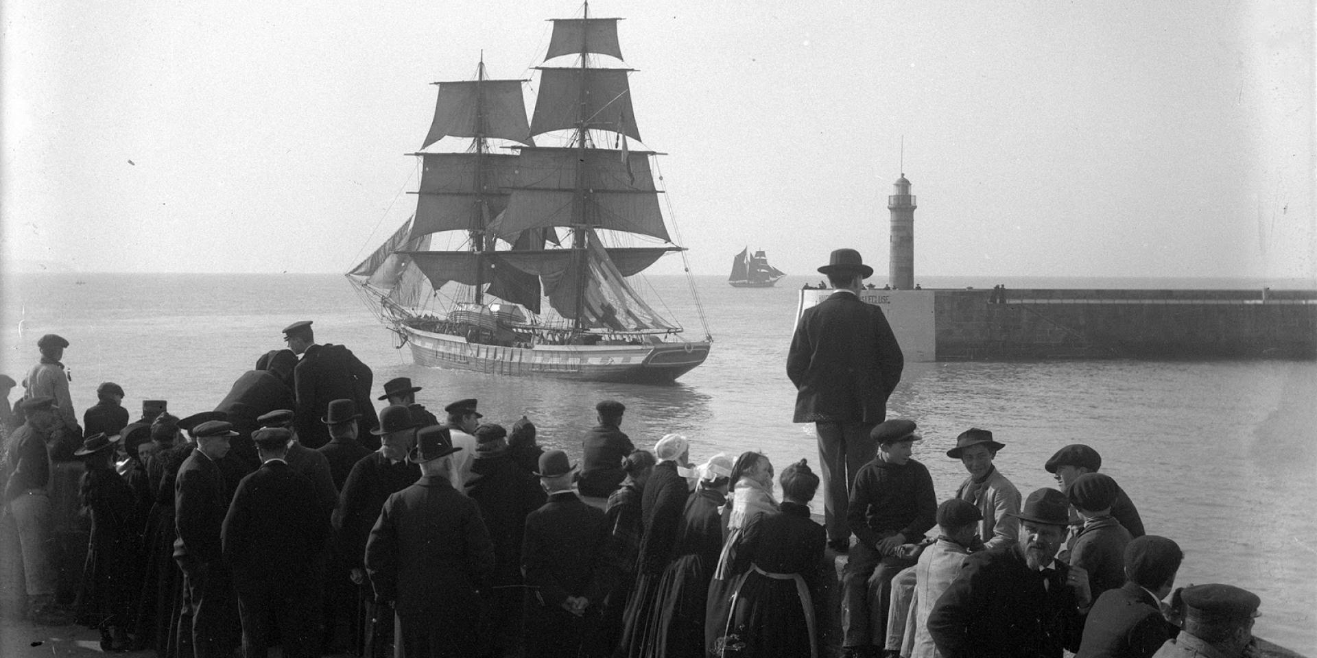 Departure for Newfoundland, leaving the port of Granville, photograph by Lucien Rudaux, circa 1910