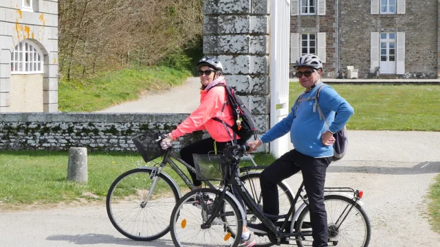 A Bicyclette Devant Le Manoir Du Mesnil Bas Credit Otgtm Estelle Cohier 34265 1920px