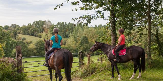 Randonneurs à cheval dans le bocage