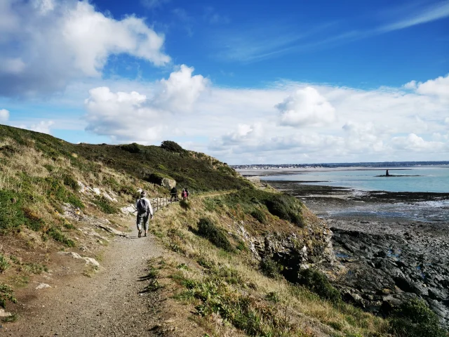 Sur Le Sentier Du Littoral A La Pointe Du Roc Credit Otgtm Estelle Cohier 35181 1920px 1