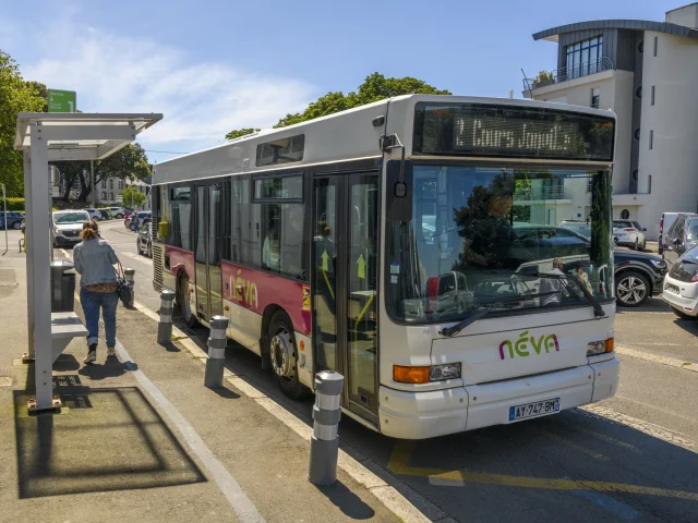 Un bus Néva à la gare de Granville