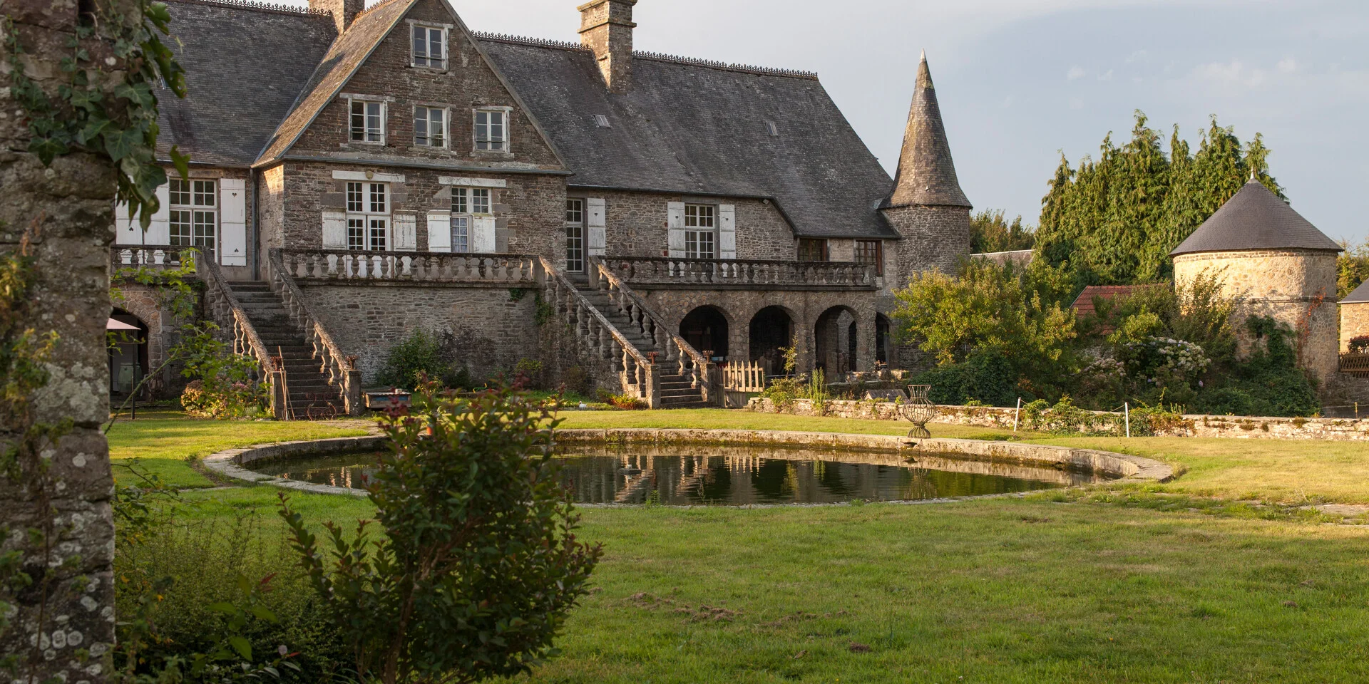 LE LOGIS D'ÉQUILLY. DIE BESITZER SIND M UND MR HULINE. EQUILLY, NORMANDIE FRANKREICH. SEPTEMBER 2016.