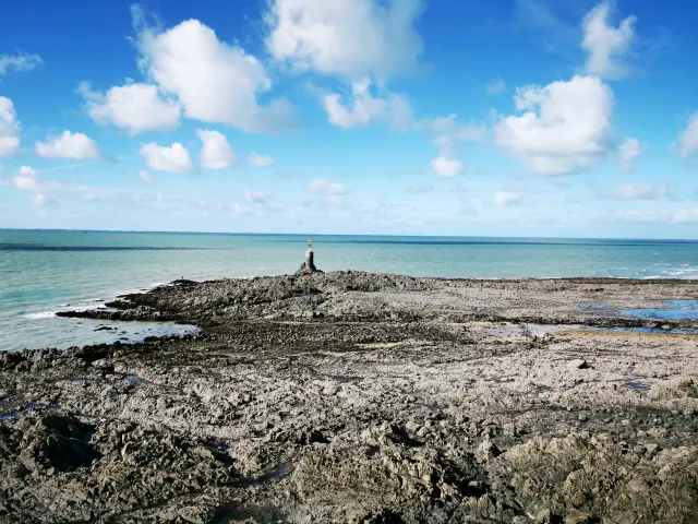 Sur Le Sentier Du Littoral A La Pointe Du Roc Credit Otgtm Estelle Cohier 35181 1920px