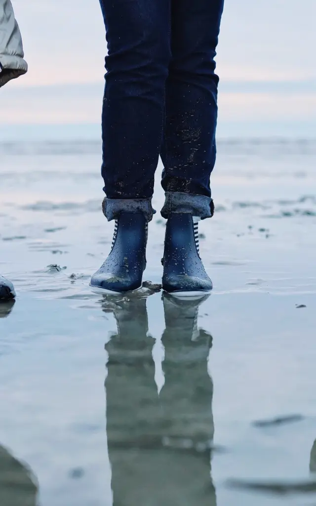 Balade en famille sur la plage de Jullouville en hiver