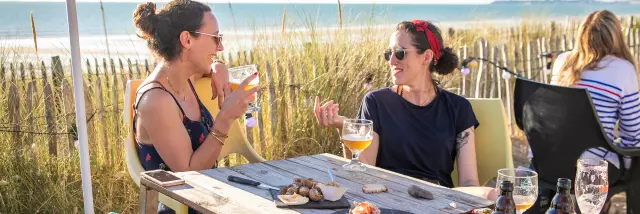 Apéro entre amis à la Paillotte de Carolles